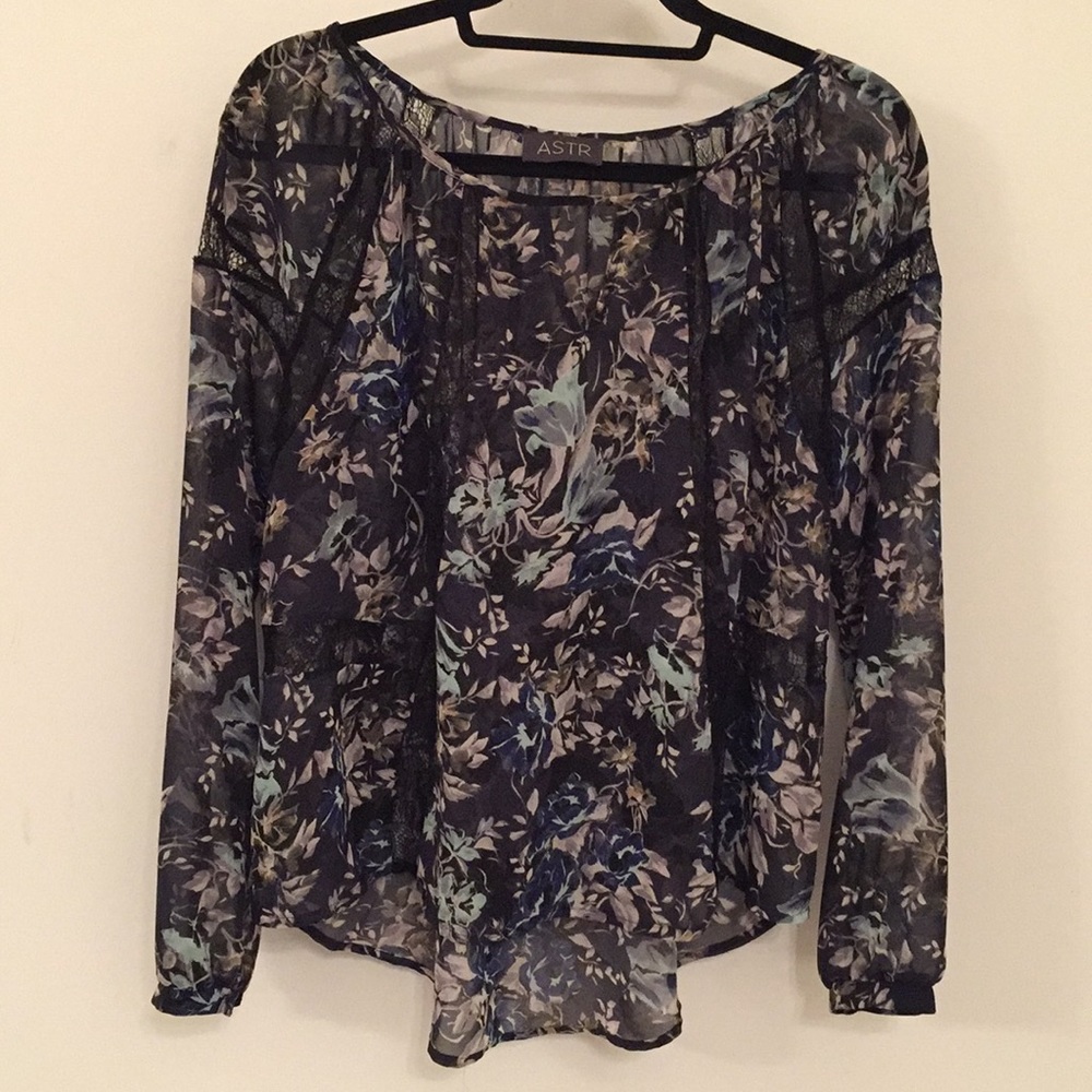 LIKE NEW 🌟ASTR SIZE S Floral & Lace L/S Blouse